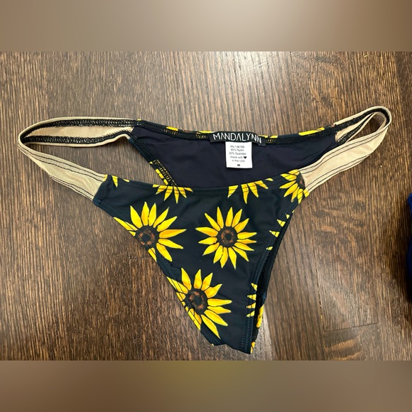 Mandalynn Sunflower Bikini. Size L. Like New (top&bottom) - Picture 5 of 5